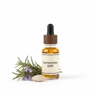 როზმარინის ზეთოვანი ექსტრაქტი ბოთლში, მწვანე როზმარინის ფოთლებით ფონზე